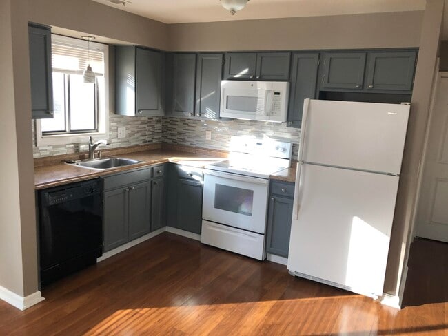 Building Photo - 679 Karmada St