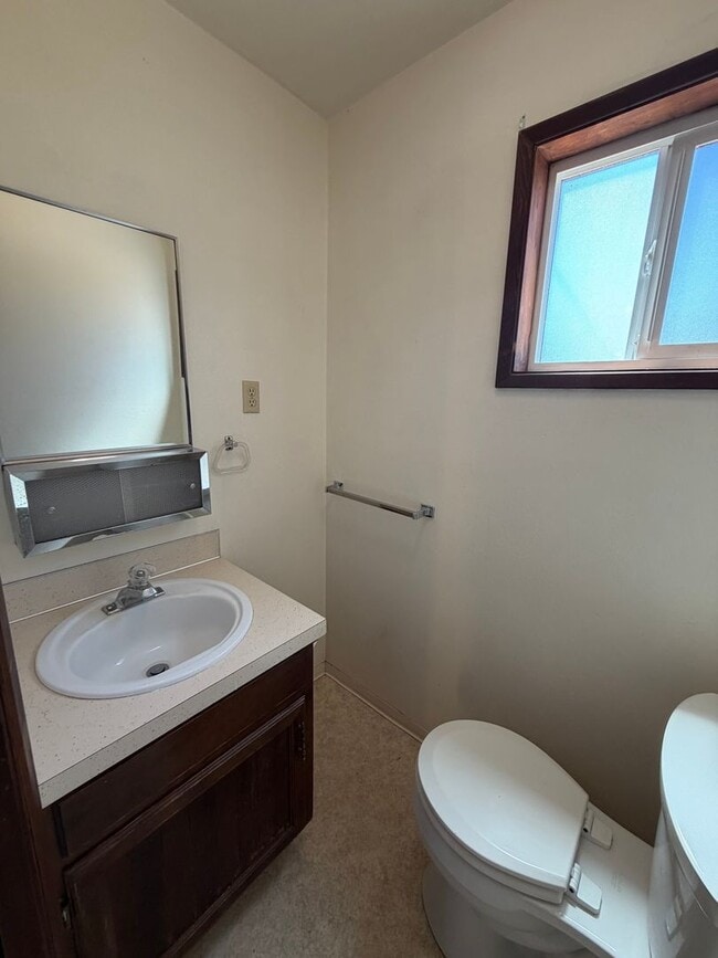 Building Photo - The Perfect House for Roommates, 6bdrms, 3.5 baths, 1.5 miles from Oregon Tech and Sky Lakes Medi...