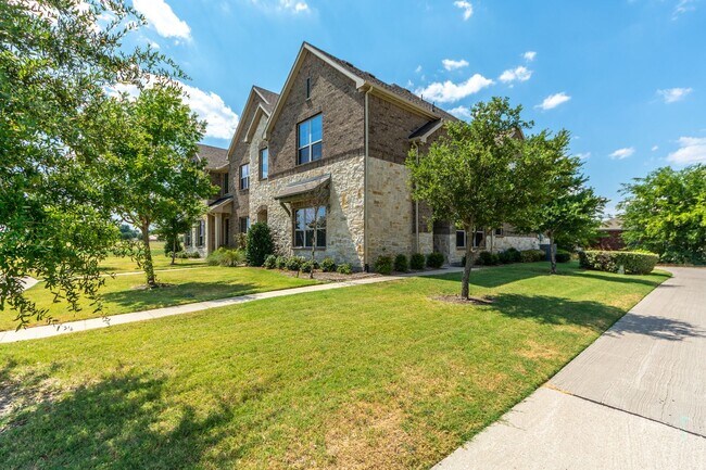 Building Photo - Luxury Townhouse