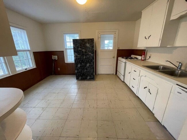 Building Photo - 2 bed 1&1/2 bath, detached garage in Norman