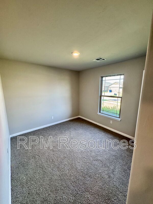 Building Photo - 1609 Burgundy Dr