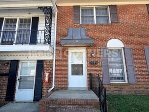Building Photo - Lovely 2 Bedroom 1.5 Apartment