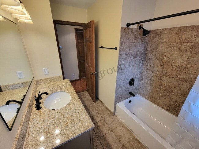 Building Photo - Great Location!