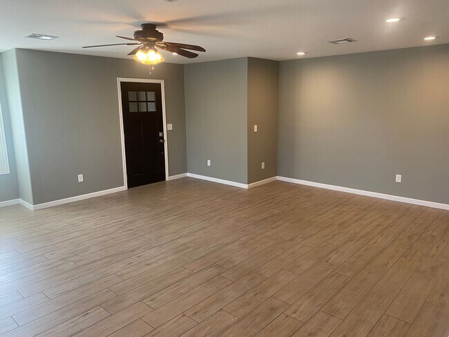 Building Photo - Remodeled 3/2 SFH Glendale, built in 2016