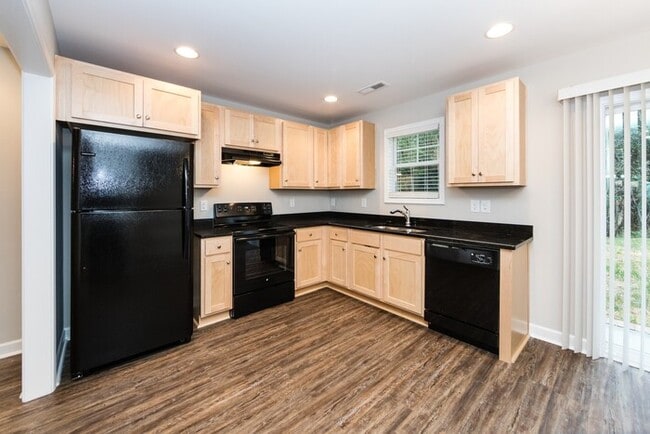 Building Photo - Beautiful 3BD/2.5BA Duplex Home!