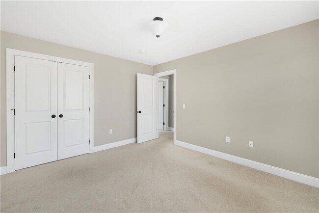 Building Photo - 18 Vanderbilt Ln