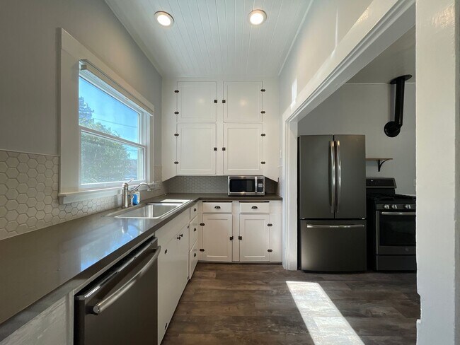 Building Photo - Charming Home on Cul-de-Sac w/Jacuzzi, Fireplace, Garage || Minutes from Downtown Napa!