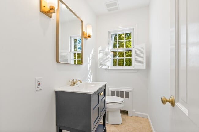 Building Photo - 18 Echo Ln