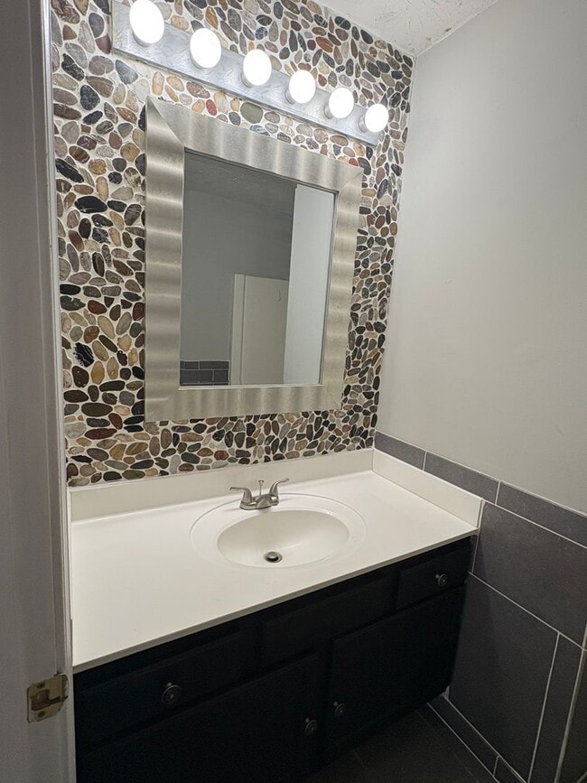 Building Photo - Spacious 3 Bed 2 Bath Home With Garage!!