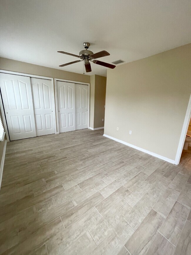 Building Photo - SPACIOUS 3 BED/ 2.5 BATH 2 STORY END UNIT ...