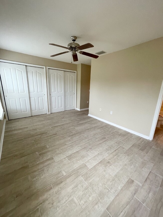 Building Photo - SPACIOUS 3 BED/ 2.5 BATH 2 STORY END UNIT TOWNHOUSE NESTLED IN THE QUIET COMMUNITY OF ST. CHARLES PL