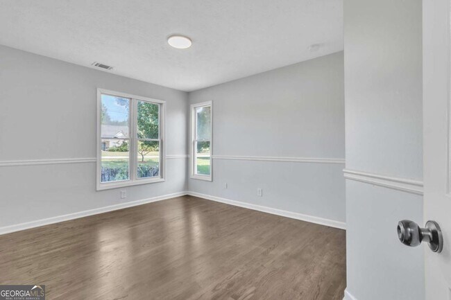 Building Photo - 250 Meadow View Dr