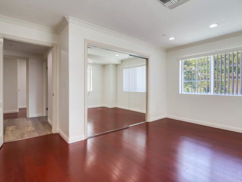 Building Photo - 700 S Ardmore Ave