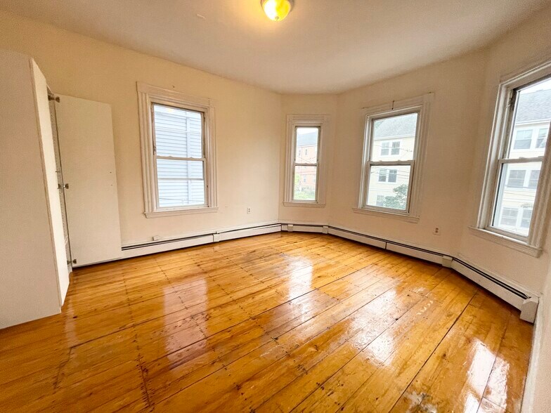 Building Photo - 72 Calumet St