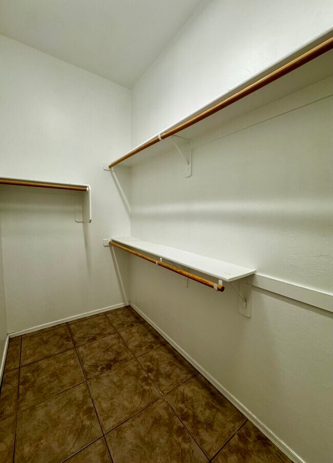 Building Photo - FOR RENT