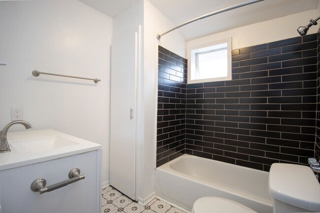 Building Photo - Now Preleasing for 2026–2027 – Beautifully Renovated Duplex in West Columbia