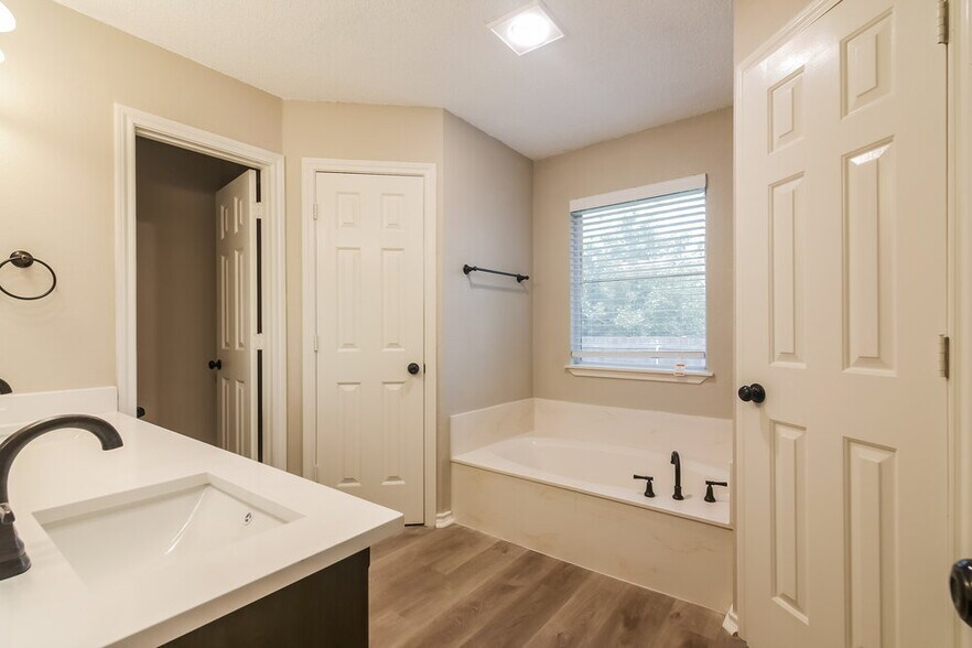 Building Photo - 512 Arbor Ln