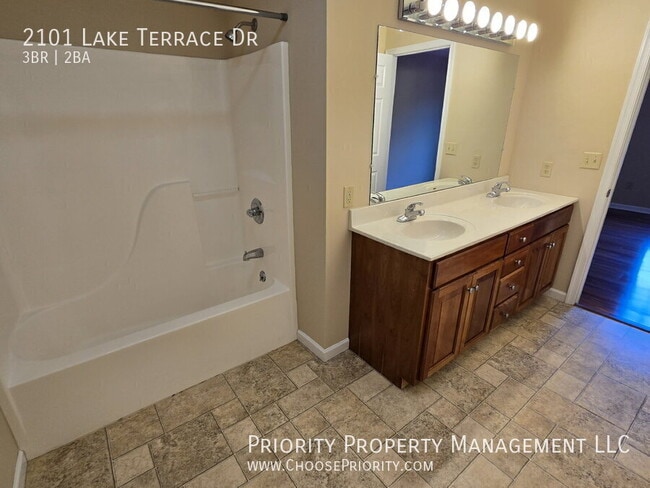 Building Photo - 2101 Lake Terrace Dr