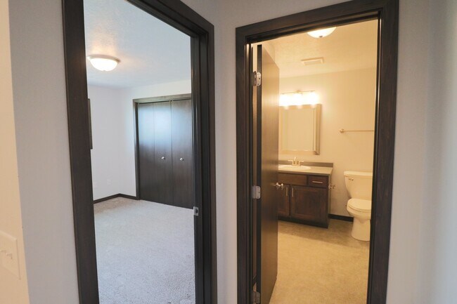 Building Photo - Amazing 4 Bedroom 3.5 Bathroom Townhome in Sioux Falls