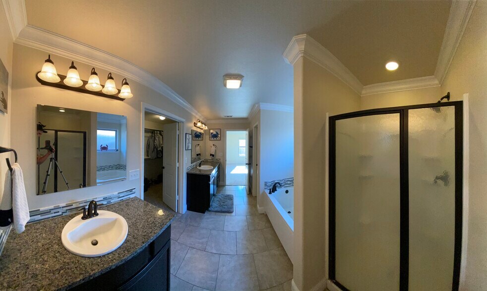 Master Bathroom - 6922 Ranch Hand Dr
