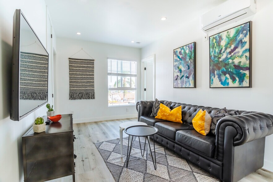 Living Room - 331 N Alexandria Ave