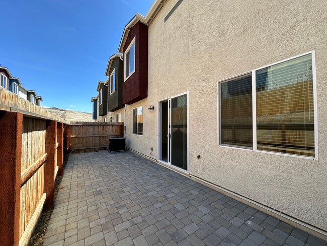 Building Photo - Beautiful Sun Valley Townhome!