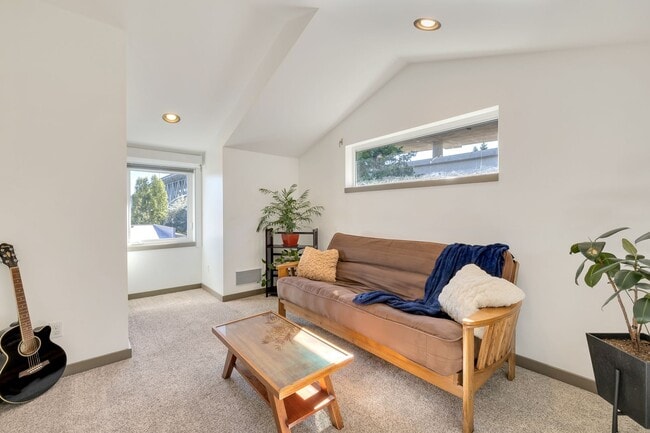 Building Photo - Modern 2-Bedroom Townhome in the Heart of ...