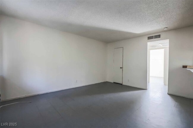 Building Photo - 1400 E Mesquite Ave