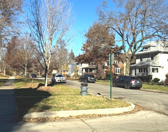 Building Photo - 511 N Taylor Ave