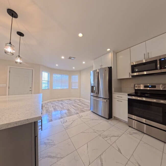 Building Photo - Modern style 2 Bed 2 bath Condo 1st Floor at The Lakes!