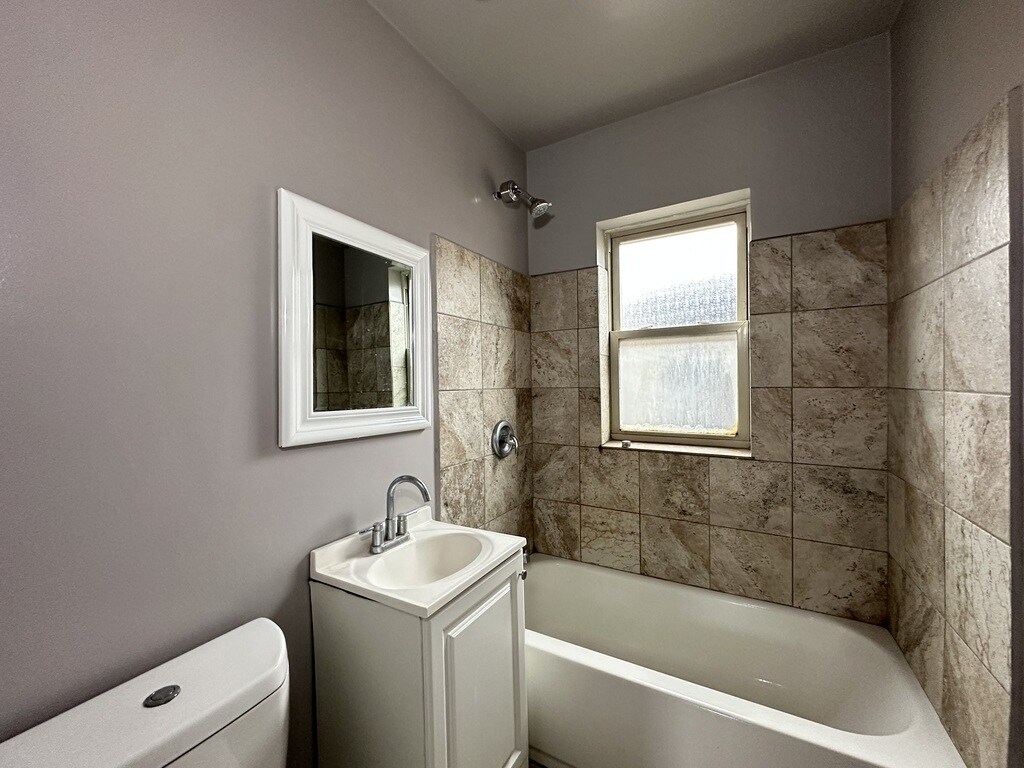 Building Photo - 4027 W Melrose St