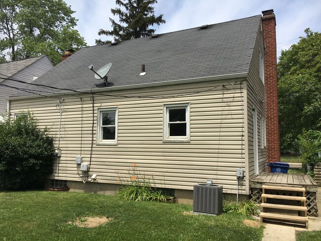 Building Photo - **4-BEDROOM HOUSE W/ GARAGE IN NORTH COLUM...