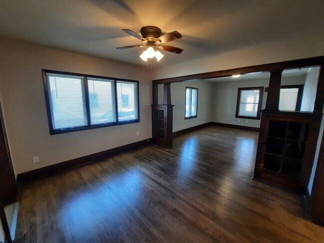 Building Photo - 2 Bedroom, 1 Bathroom home with large garage