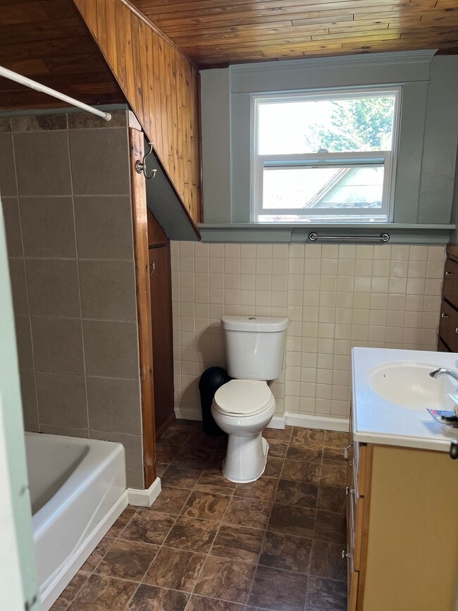 Building Photo - 1531 James St