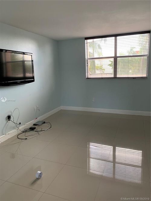 Building Photo - 900 NE 195th St