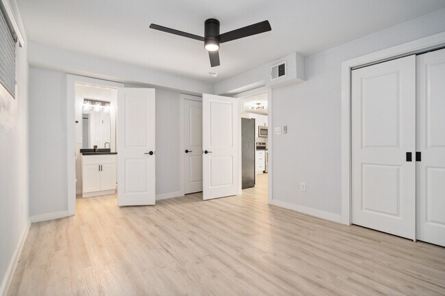 Building Photo - Live Montrose 606 Harold