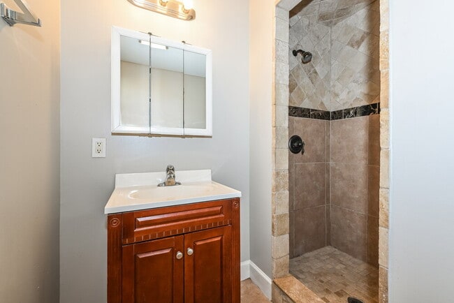 Building Photo - 2611 Lowes Pl