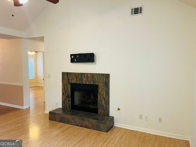 Building Photo - 145 Riverside Dr