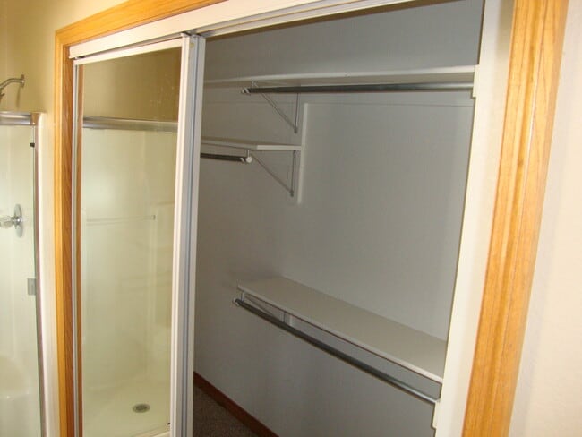 Building Photo - Great 4 bed Duplex