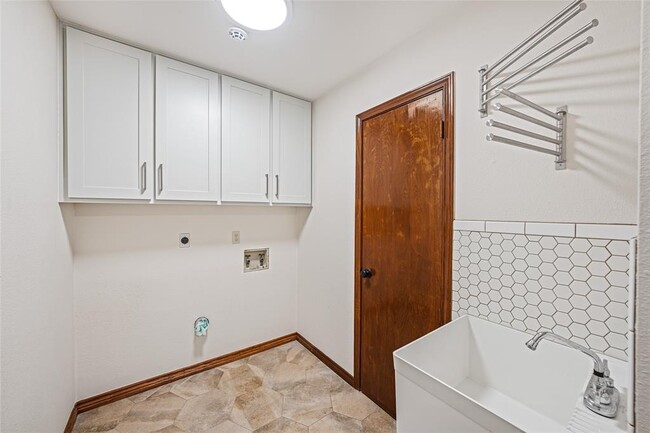 Building Photo - 2013 Mayfield Dr