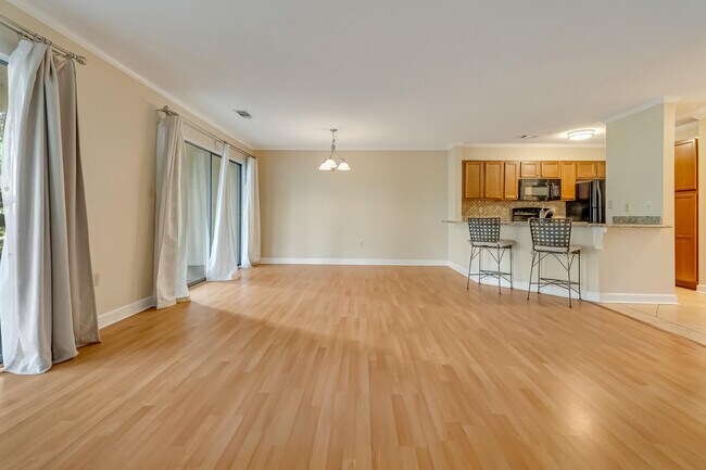 Building Photo - 303 Westlake Ct