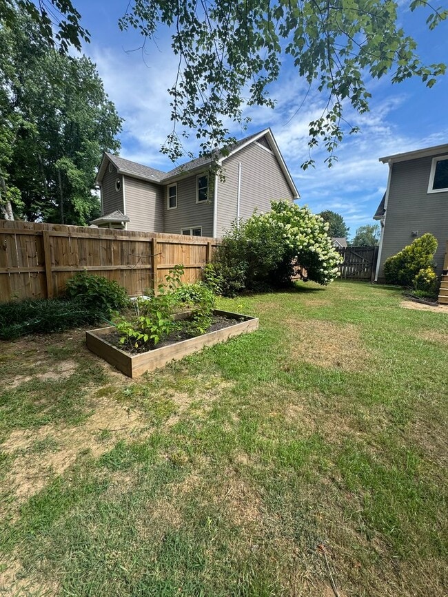 Building Photo - 2000/3 br/2.5 ba/bonus room/office 2,330 sqft