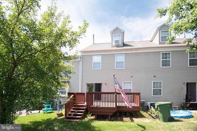 Building Photo - 652 Longwood Rd