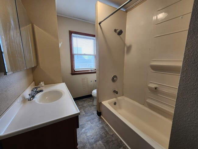 Building Photo - 604 W Seerley Blvd