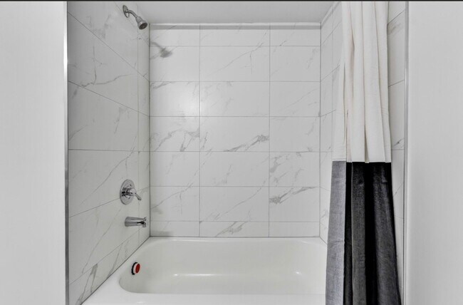 Building Photo - Northeast 160th Street, Miami, FL 33162 - 2 BR 2.5 BA townhouse