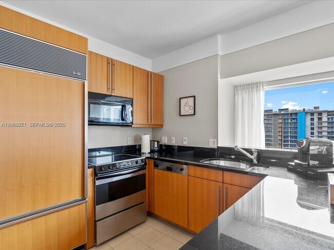 Building Photo - 1435 Brickell Ave