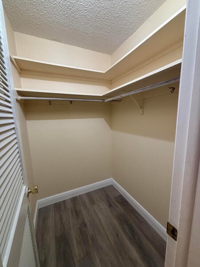 Building Photo - 707 High Point Blvd N