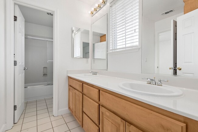 Building Photo - Spacious 3 Bedroom/2.5 Bath Home
