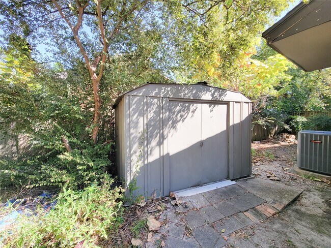Building Photo - 9506 Vogue Ln