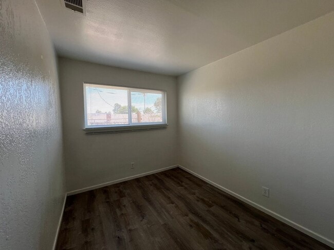 Building Photo - Beautiful 4 Bedroom 2 Bathroom Home